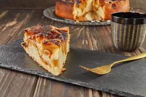 tarte aux pommes au miel et aux amandes. cuisine gastronomique française photo