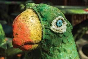 sculpture décorative de perroquet coloré dans un magasin de meubles rustiques près de bento goncalves. une ville de campagne sympathique dans le sud du brésil célèbre pour sa production de vin. photo