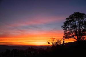 nuages colorés et ciel au crépuscule du coucher du soleil formant un paysage étonnant dans une ferme près de bento goncalves. une ville de campagne sympathique dans le sud du brésil célèbre pour sa production de vin. photo