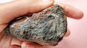 basalte de lave, roches volcaniques au complexe de mélange de karangsambung. associés à l'ophiolite et identifiés comme des roches océaniques. lave d'oreiller. concept géologique. roches et minéraux photo