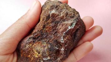 basalte de lave, roches volcaniques au complexe de mélange de karangsambung. associés à l'ophiolite et identifiés comme des roches océaniques. lave d'oreiller. concept géologique. roches et minéraux photo