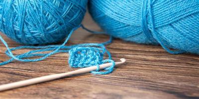 crocheter. un écheveau et une pelote de laine pour tricoter.