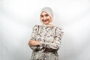 Belle jeune femme musulmane asiatique souriant avec confiance avec les bras tendus face à la caméra isolé sur fond blanc