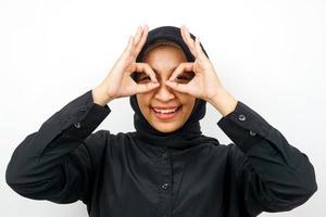 Gros plan de la belle jeune femme musulmane avec des lunettes mains isolées photo