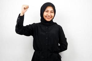 belle jeune femme musulmane asiatique avec des muscles surélevés, des bras de signe de force, isolés sur fond blanc photo