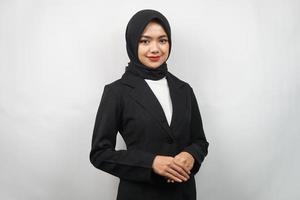 belle jeune femme d'affaires musulmane asiatique confiante et souriante, isolée sur fond gris photo