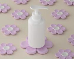 flacon pompe pour crème ou parfum sur fleurs violet-blanc. photo