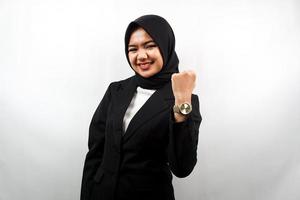 belle jeune femme d'affaires musulmane asiatique souriante confiante, enthousiaste et joyeuse avec les mains serrées, signe de succès, coups de poing, combats, pas peur, victoire, isolé sur fond blanc photo