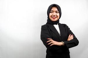 belle jeune femme d'affaires musulmane asiatique confiante et joyeuse à l'espace vide présentant quelque chose, isolé sur fond blanc