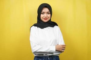 belle jeune femme musulmane asiatique souriant avec confiance avec les bras tendus face à la caméra isolée sur fond jaune photo
