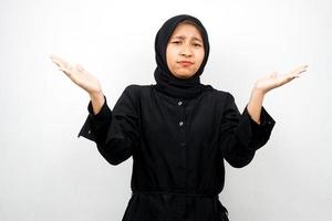 belle jeune femme musulmane asiatique avec je ne sais pas l'expression de signe, isolée sur fond blanc photo