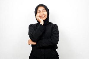 belle et joyeuse jeune femme musulmane asiatique, regardant un espace vide, présentant quelque chose, isolée sur fond blanc