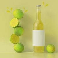 une bouteille utilisée pour contenir du jus de citron vert avec du citron vert photo