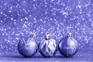 boules de noël sur fond violet brillant. couleur tendance de l'année 2022. photo