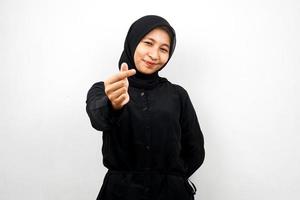belle jeune femme musulmane asiatique souriante, avec la main de signe d'amour coréen, la main près de la caméra, isolée sur fond blanc photo