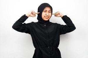 belle jeune femme musulmane asiatique avec les mains couvrant les oreilles, le bruit, isolé sur fond blanc photo