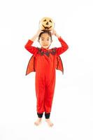 portrait petite fille mignonne asiatique en costume diabolique pour le festival d'halloween avec citrouille photo
