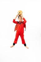 portrait petite fille asiatique en costume diabolique pour le festival d'halloween photo