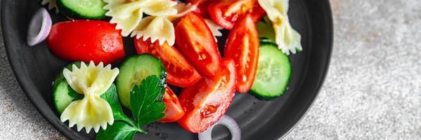 salade de pâtes farfalle, tomate, concombre, oignon repas sain régime