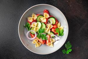 salade de pâtes farfalle, tomate, concombre, oignon repas sain régime
