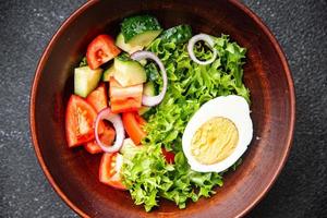 salade de légumes avec oeuf repas sain régime collation photo