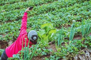 jardinier femme asiatique. les agriculteurs prennent des photos de selfie dans les potagers.