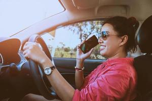 les femmes asiatiques voyagent se détendent pendant les vacances. conduire une voiture