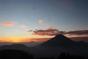 le lever du soleil dans la montagne, dieng indonésie photo