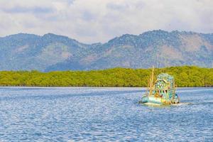 Vieux bateaux de pêcheurs panorama de paysage de mer de ranong en thaïlande.