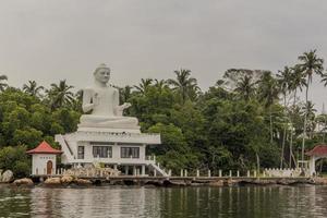 temple udakotuwa à bentota, sri lanka. immense statue de bouddha blanc.