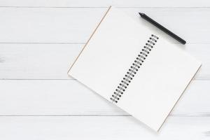 espace de travail minimal - photo créative à plat du bureau de l'espace de travail. fond de table en bois de bureau blanc avec des cahiers et des stylos ouverts et des plantes. vue de dessus avec espace de copie, photographie à plat