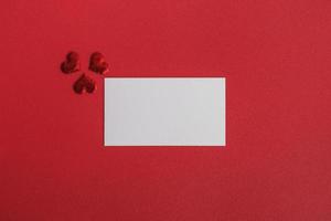 trois coeurs, carte de voeux vierge pour la Saint-Valentin. fond romantique monochrome rouge. photo
