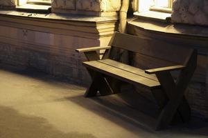 vieux banc en bois dans la rue de la ville à l'extérieur la nuit photo