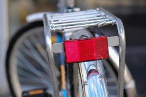 Réflecteur arrière rouge d'un vélo de ville vue rapprochée photo