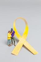 couple debout devant un ruban, concept de la journée mondiale du cancer photo
