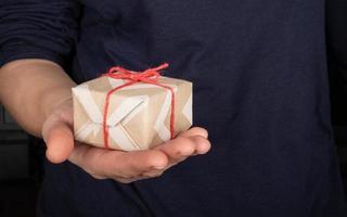 offrez des cadeaux pour les vacances de noël, boîte en papier avec une surprise à la main photo
