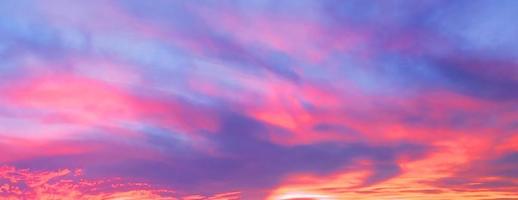 ciel violet et nuage blanc couleur ciel large et dégradé et texture nuage blanc et abstrait rayé sale photo