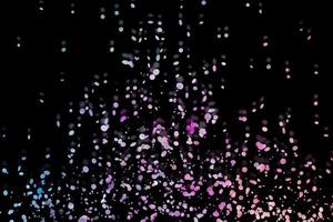 effet de lumière élégant abstrait violet scintillant sur fond noir et scintille des particules de poussière magiques étincelantes sur fond noir photo