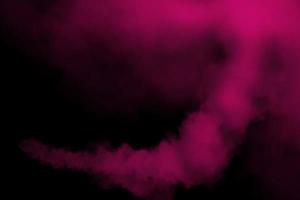 texture violet foncé fumée noire dans le sol sur un fond isolé sombre avec de la brume ou du brouillard.background photo