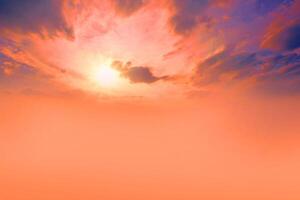 coucher de soleil et nuage orange et ciel d'aube bleu avec effet de mouvement de lignes horizontales de nuage sur fond de soleil. photo