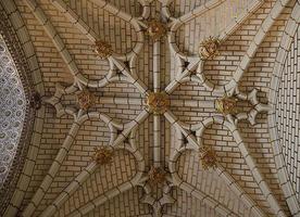 toit d'un bâtiment décoré de briques blanches, d'emblèmes médiévaux et d'armoiries de seigneurs féodaux photo