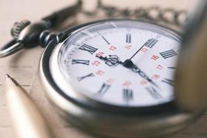 Vieille horloge vintage sur table close up photo