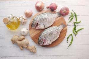 poisson frais cru sur une planche à découper pour préparer la cuisson sur table , photo