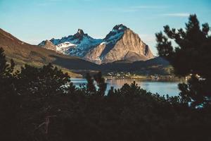 norvège montagnes et paysages sur les îles lofoten photo