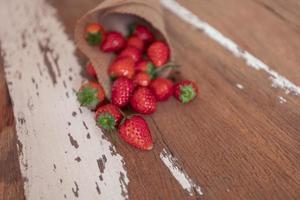 fraise sur fond de bois ancien, thème de l'amour et de la Saint-Valentin photo