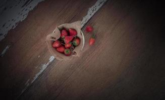 fraise sur fond de bois ancien, thème de l'amour et de la Saint-Valentin photo