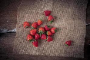 fraise sur fond de bois ancien, thème de l'amour et de la Saint-Valentin photo