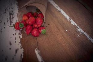 fraise sur fond de bois ancien, thème de l'amour et de la Saint-Valentin photo