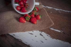 fraise sur fond de bois ancien, thème de l'amour et de la Saint-Valentin photo