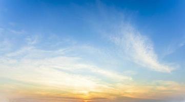 le ciel est magnifique quand le soleil se lève le matin. fond de paysage naturel photo